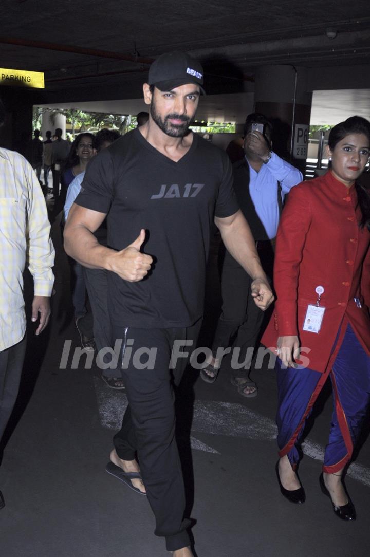 John Abraham Snapped at Airport!