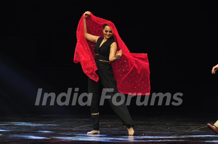 Sonakshi Sinha Promotes 'Akira' on sets of Dance Plus