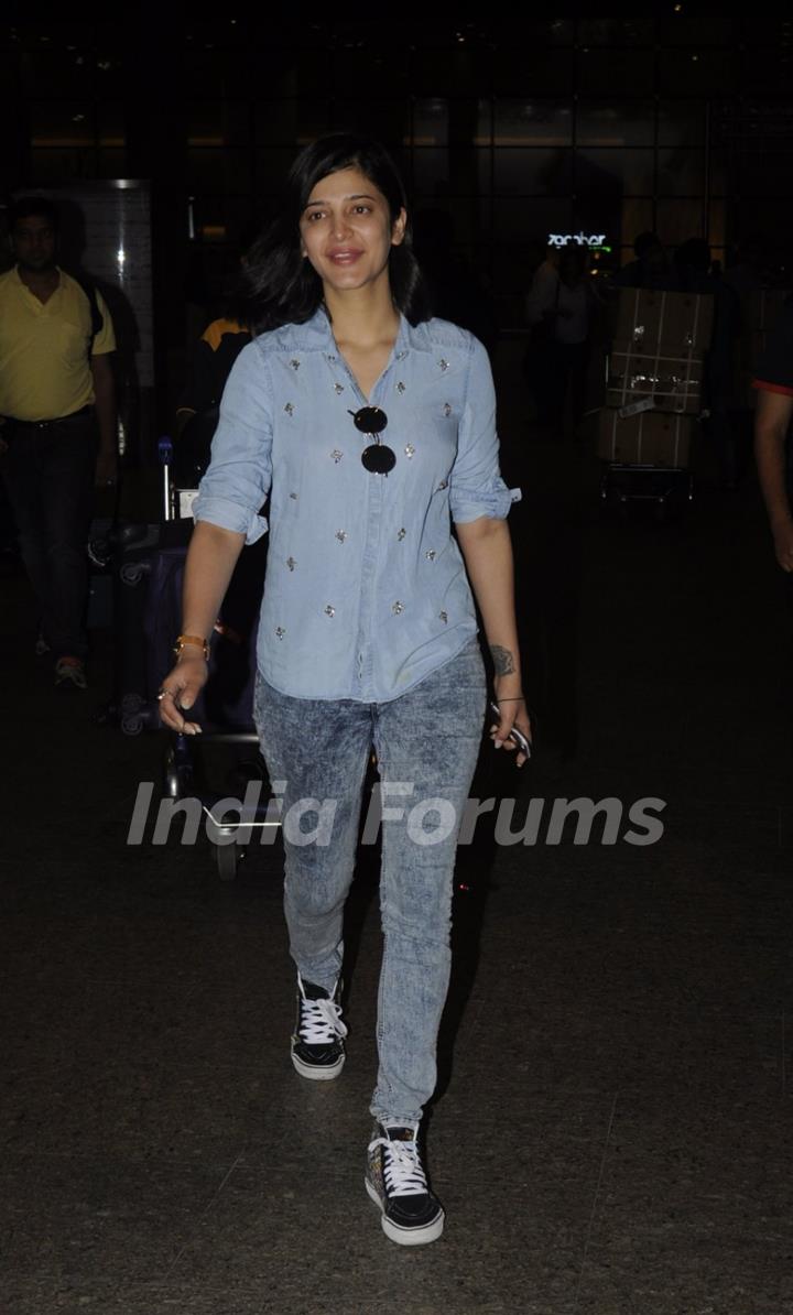 Shruti Haasan Snapped at Airport!