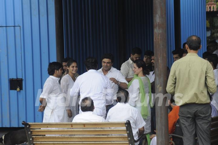 Govinda, Sameer Soni and Aarti Singh at Funeral of Krushna Abhishek's Father!