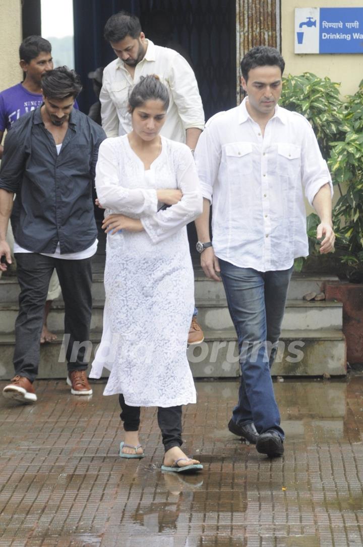 Karan Singh Grover & Aarti Singh at Funeral of Krushna Abhishek's Father!