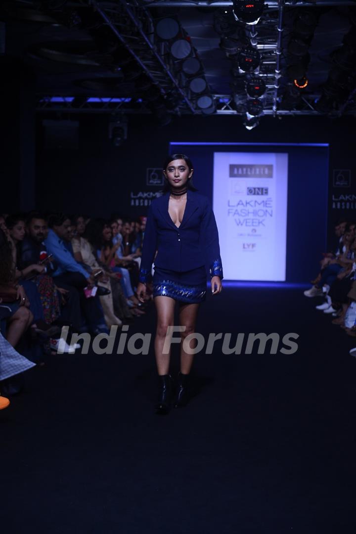 Day 4 - Sayani Gupta sizzles at Lakme Fashion Show 2016!