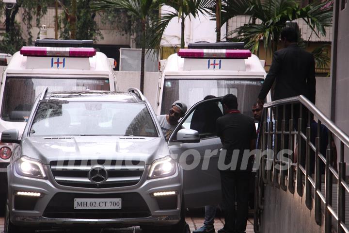 Shahid Kapoor snapped Outside Hinduja Hospital!