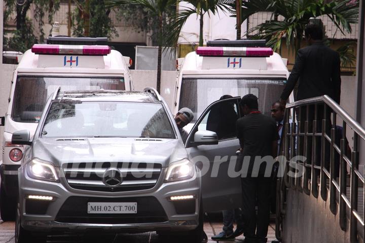 Shahid Kapoor snapped Outside Hinduja Hospital!