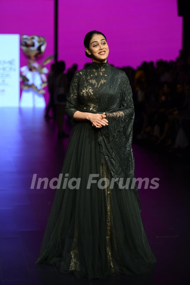 The cute Genelia Dsouza at Lakme Fashion Show 2016 - Day 4