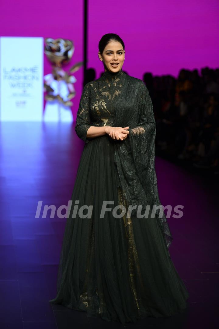 The cute and pretty Genelia Dsouza at Lakme Fashion Show 2016 - Day 4