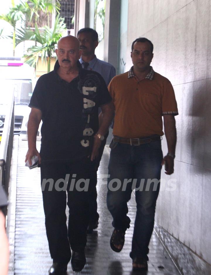 Rakesh Roshan snapped Outside Hinduja Hospital - visits Shahid Kapoor!