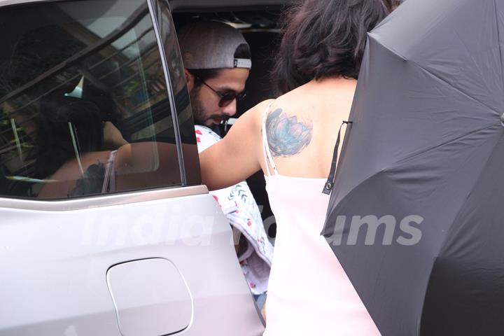 Shahid Kapoor snapped with his BABY Outside Hinduja Hospital!