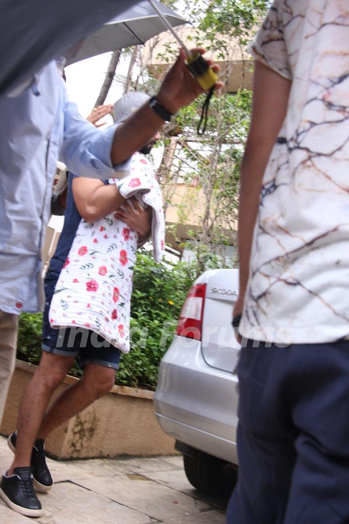 Shahid Kapoor snapped with his BABY Outside Hinduja Hospital!