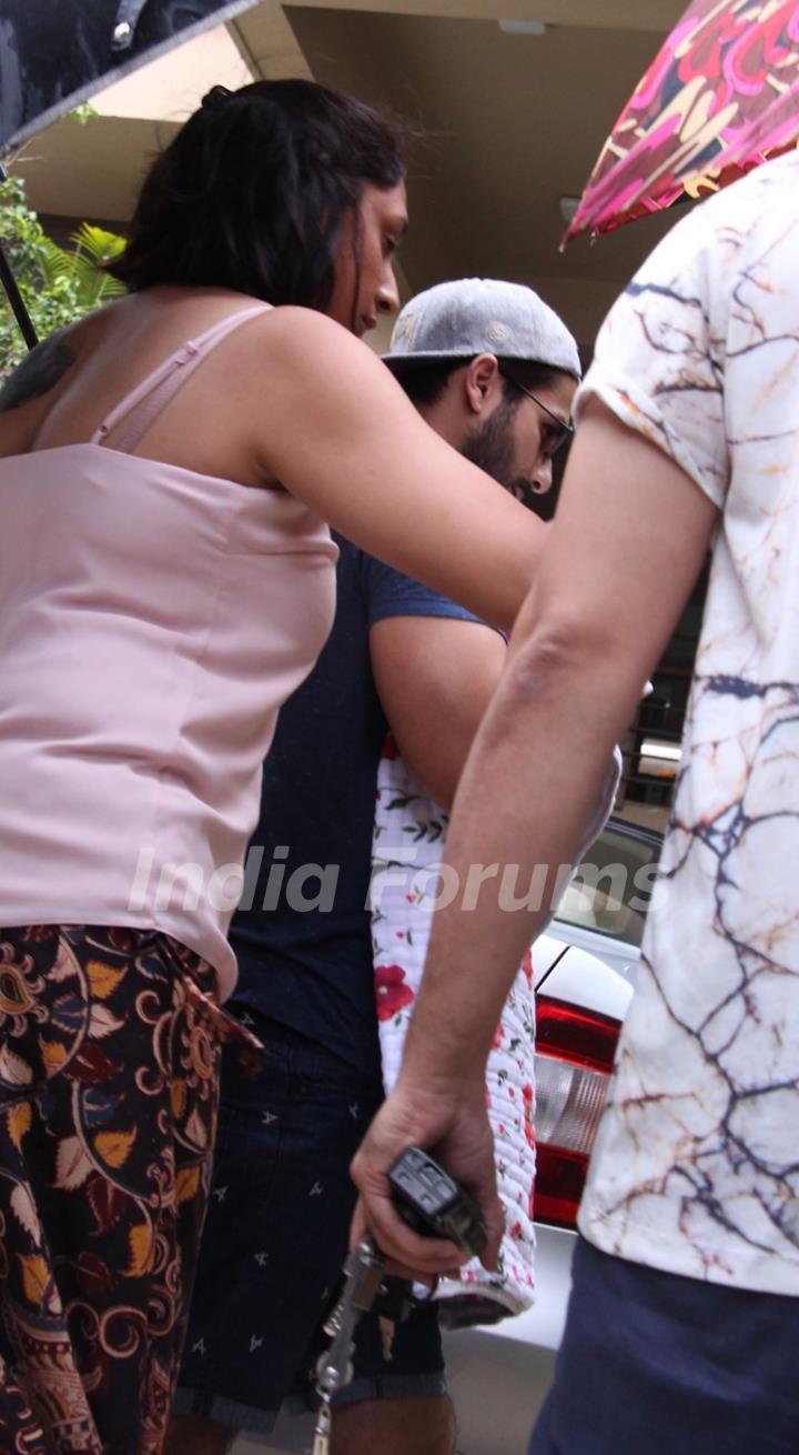 Shahid Kapoor snapped with his BABY Outside Hinduja Hospital!