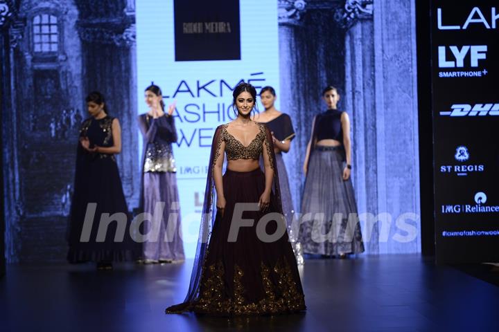 The delightful Ileana D'Cruz Sizzles at Lakme Fashion Show Day 5