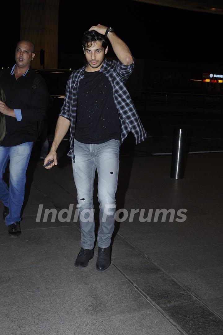 Sidharth Malhotra Snapped at Airport