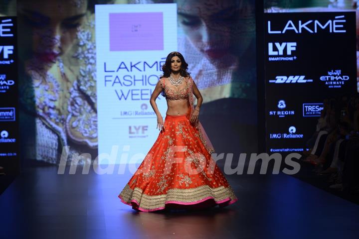 Day 5 - Sizzling Shilpa Shetty walks the ramp at Lakme Fashion Show 2016