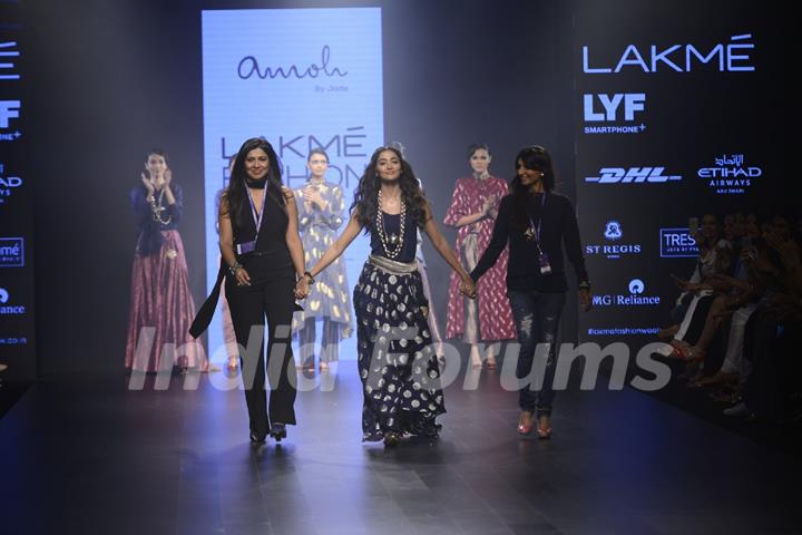 Day 5 - 'The lovely' Pooja Hegde walks the ramp at Lakme Fashion Show 2016