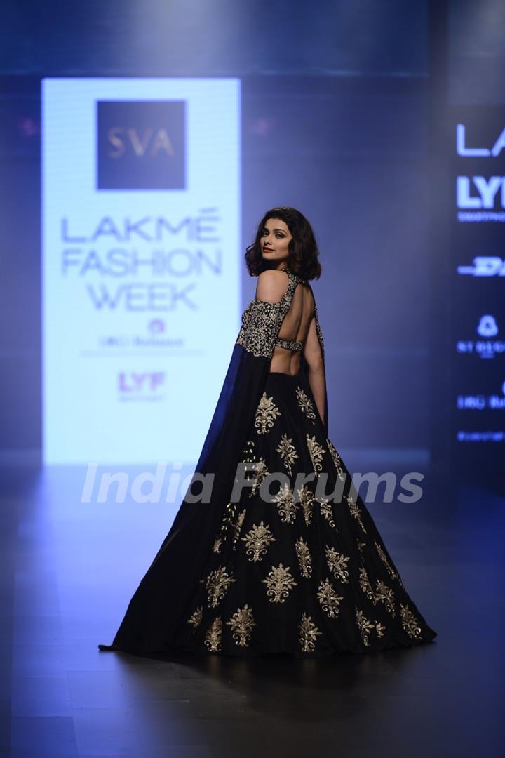 Day 5 - Sizzling Prachi Desai walks the ramp at Lakme Fashion Show 2016