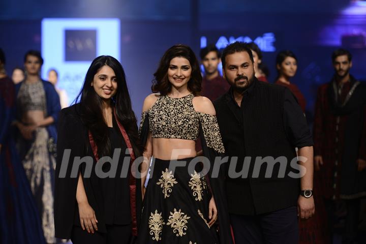 Day 5 - Sizzling Prachi Desai walks the ramp at Lakme Fashion Show 2016