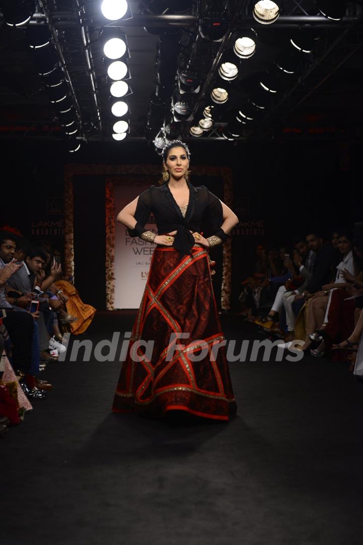 Day 5 - Sizzling Sophie Choudry walks the ramp at Lakme Fashion Show 2016