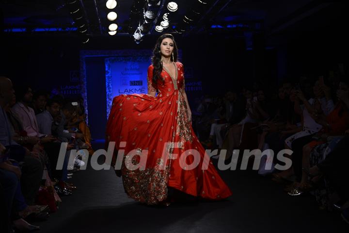 Day 5 - Karisma Kapoor walks the ramp at Lakme Fashion Show 2016