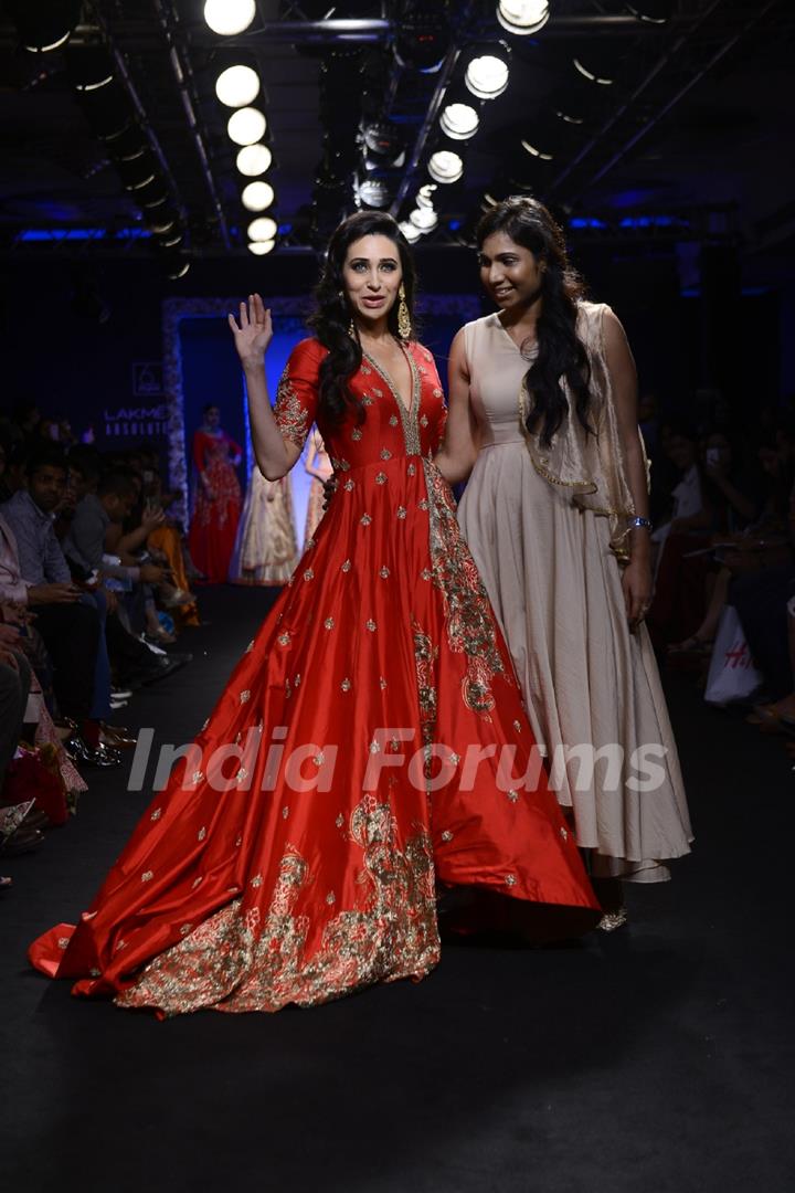 Day 5 - Karisma Kapoor walks the ramp at Lakme Fashion Show 2016