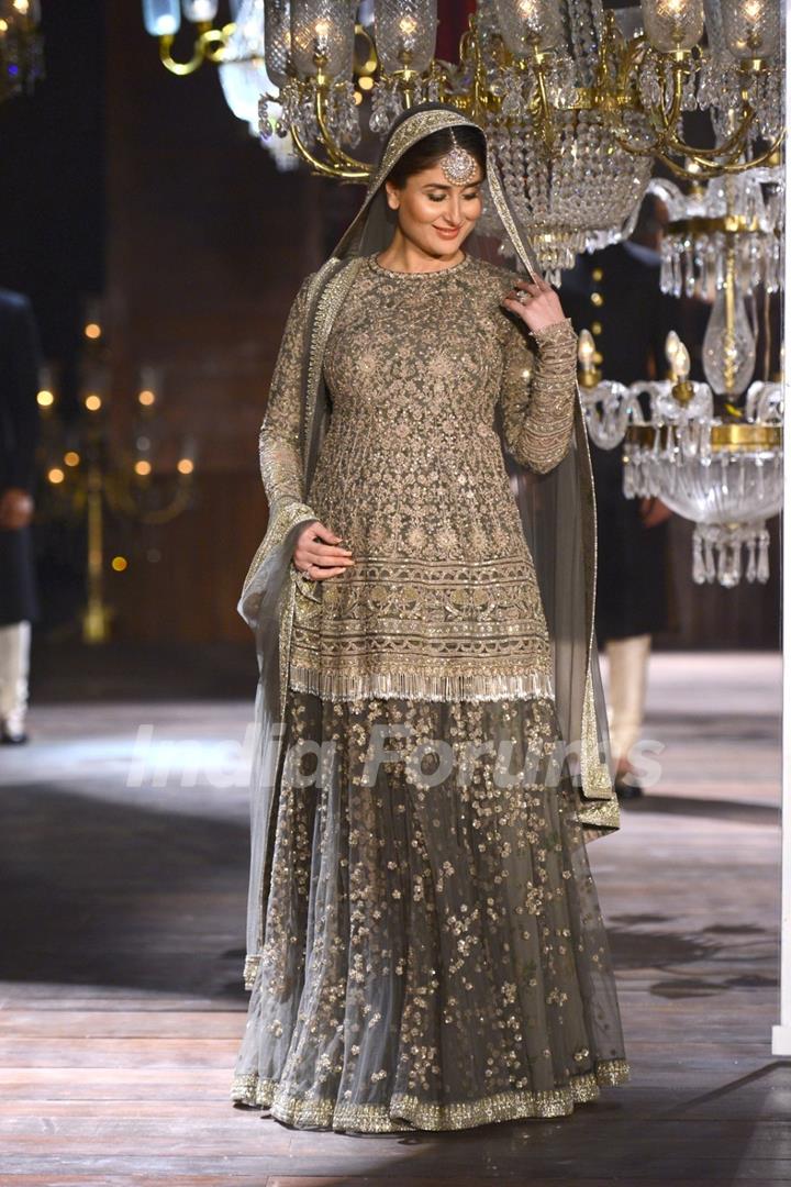 Kareena Kapoor sizzles at the Grand Finale of Lakme Fashion Show 2016