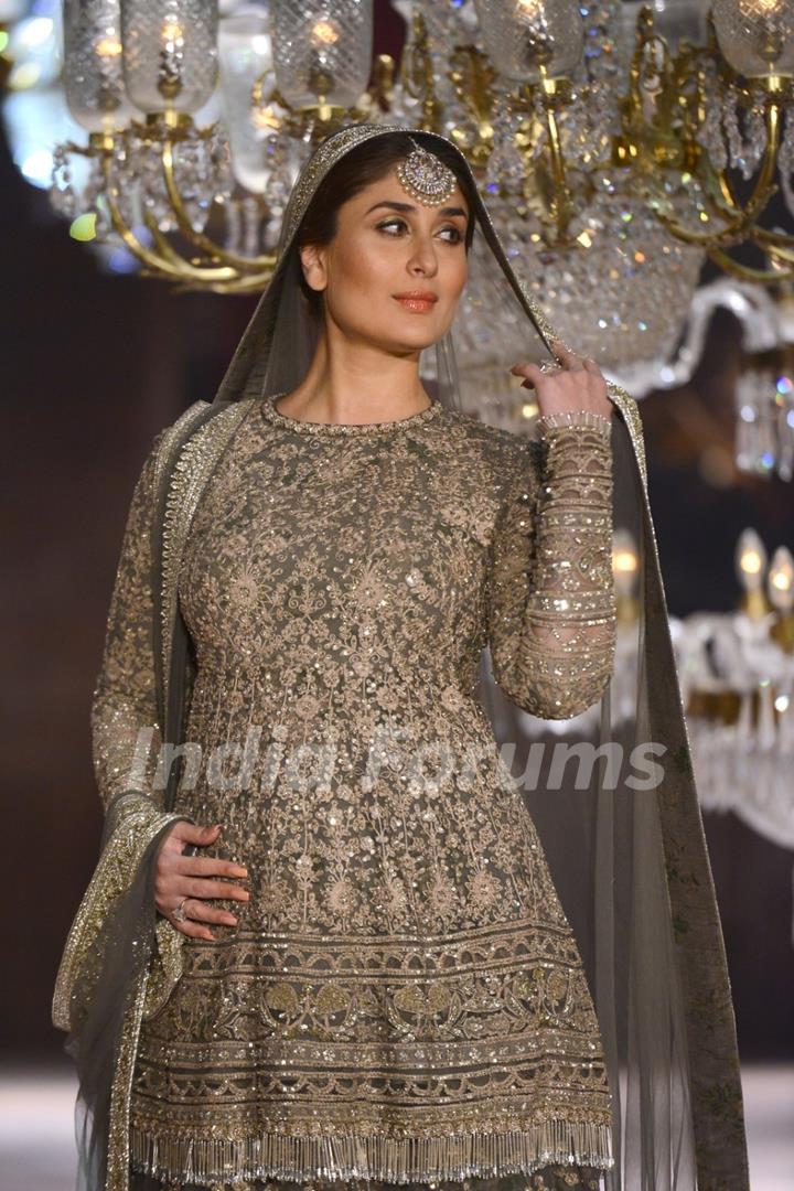 Kareena Kapoor sizzles at the Grand Finale of Lakme Fashion Show 2016