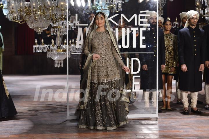 Kareena Kapoor sizzles in Sabyasachi at the Grand Finale of Lakme Fashion Show 2016