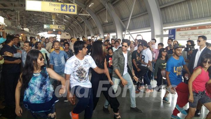 Promotions: Sidharth and Katrina Groove at Jaipur Metro Station!