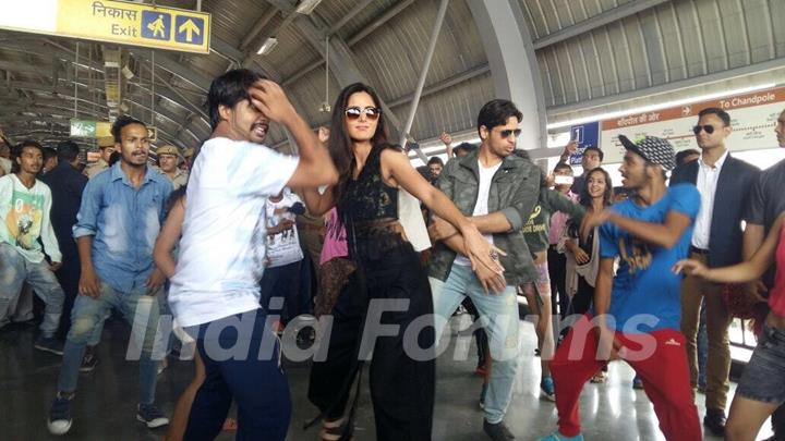 Promotions: Sidharth and Katrina Groove at Jaipur Metro Station!