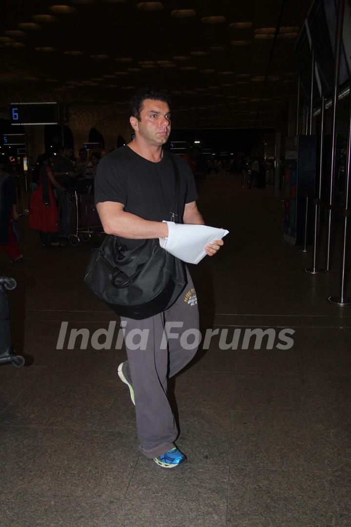 Airport Scenes: Sohail Khan