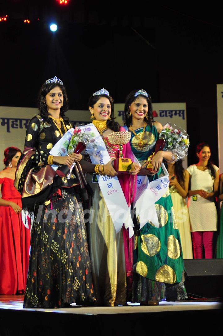 Sonali Kulkarni at Grand Finale of 'Shravan Queen'