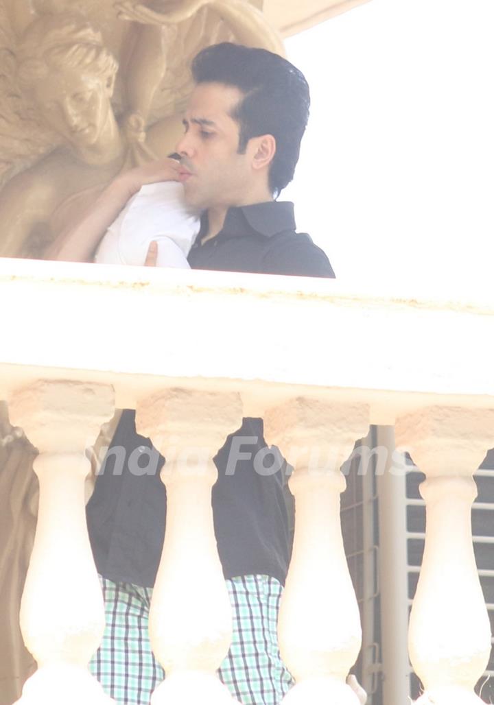 Tusshar Kapoor Snapped with his Baby!