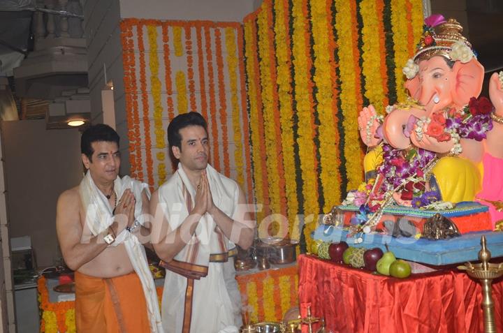 Tusshar Kapoor and Jeetendra celebrates Ganesh Chaturthi!