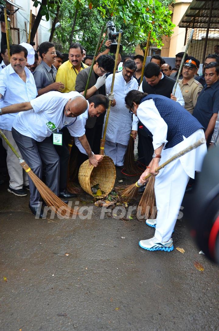 Amitabh Bachchan and CM participate in NDTV Maha Cleanathon campaign