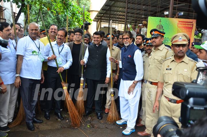 Amitabh Bachchan and CM participate in NDTV Maha Cleanathon campaign