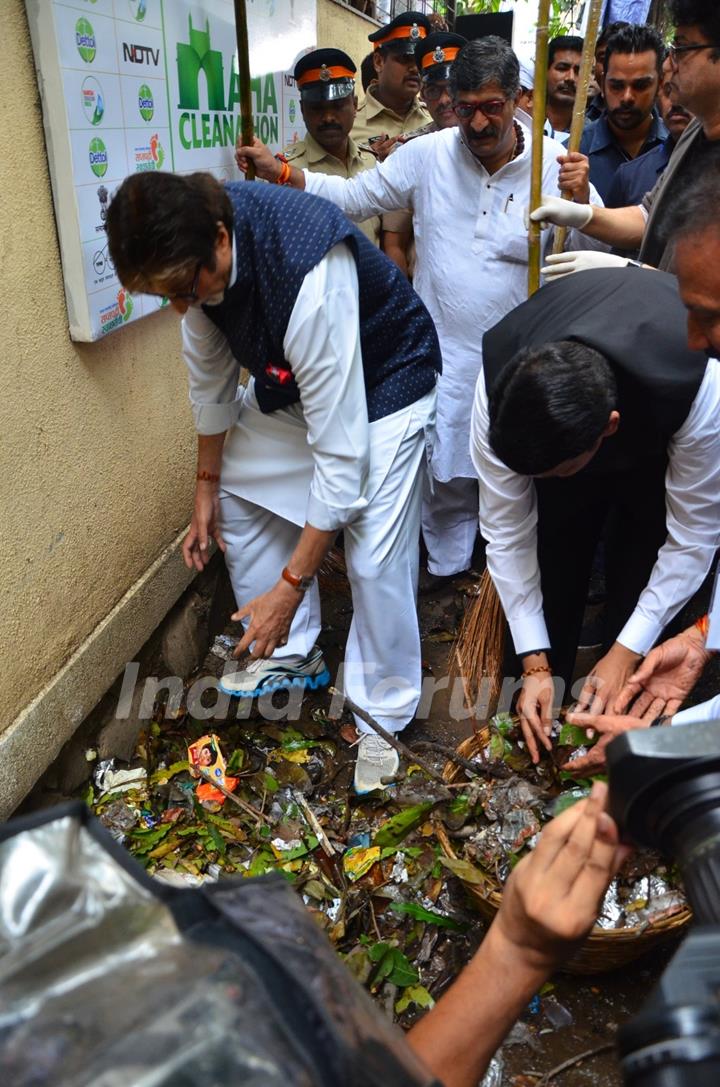 Amitabh Bachchan and CM participate in NDTV Maha Cleanathon campaign