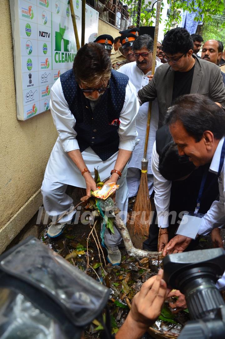 Amitabh Bachchan and CM participate in NDTV Maha Cleanathon campaign