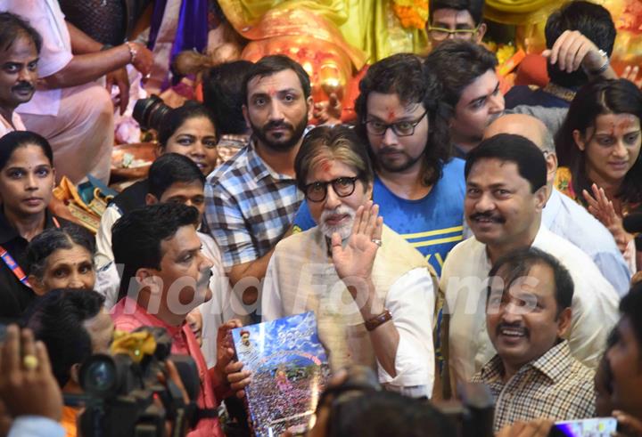 Amitabh Bachchan visits Lalbaugcha Raja