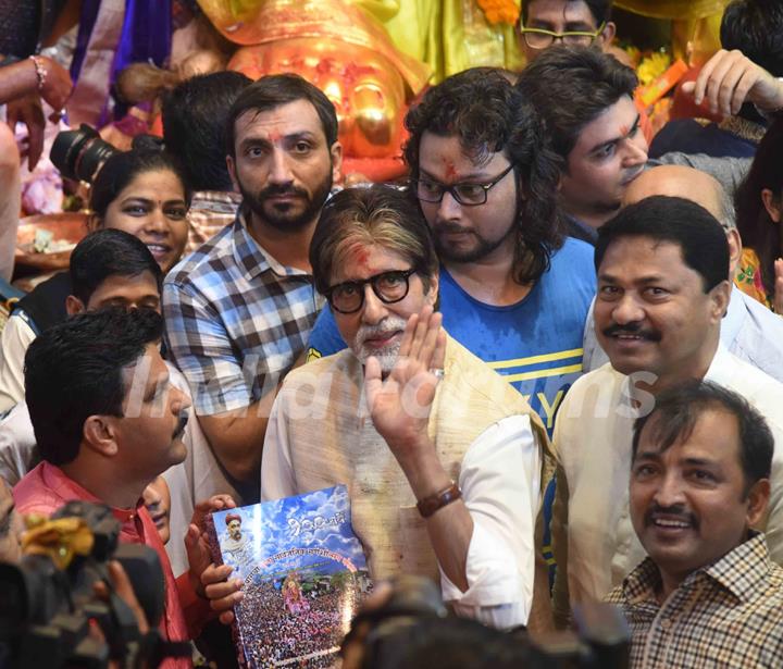 Amitabh Bachchan visits Lalbaugcha Raja