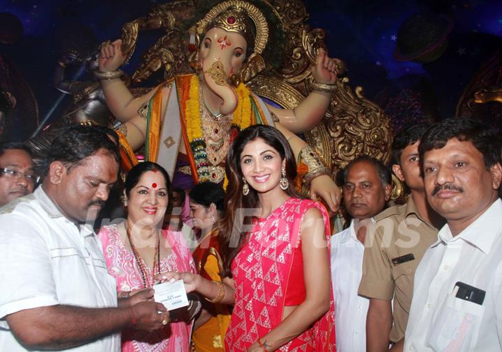 Shilpa Shetty Visits Chinchpokli Cha Chintamani