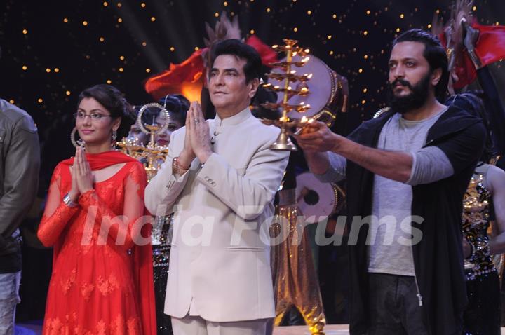 Jeetendra, Riteish Deshmukh and Sriti Jha Promotes 'Banjo' on the sets of Kum Kum Bhagya