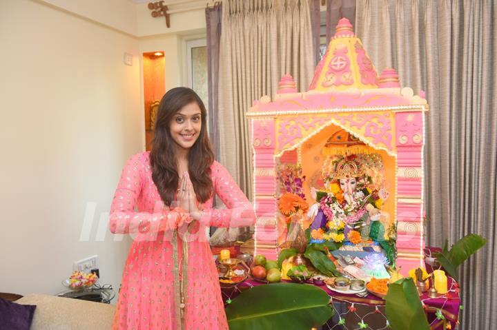 Hrishita Bhatt welcomes Eco friendly Lord Ganesha