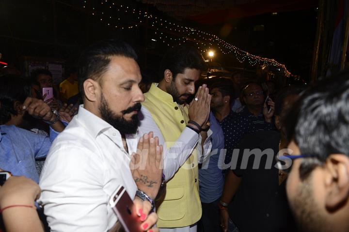 Abhishek Bachchan visits Ganesh Mandal in Juhu Galli