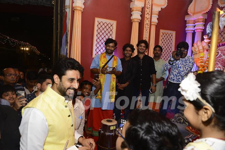 Abhishek Bachchan visits Ganesh Mandal in Juhu Galli