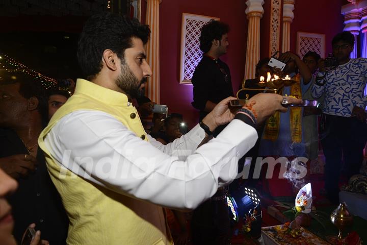 Abhishek Bachchan visits Ganesh Mandal in Juhu Galli