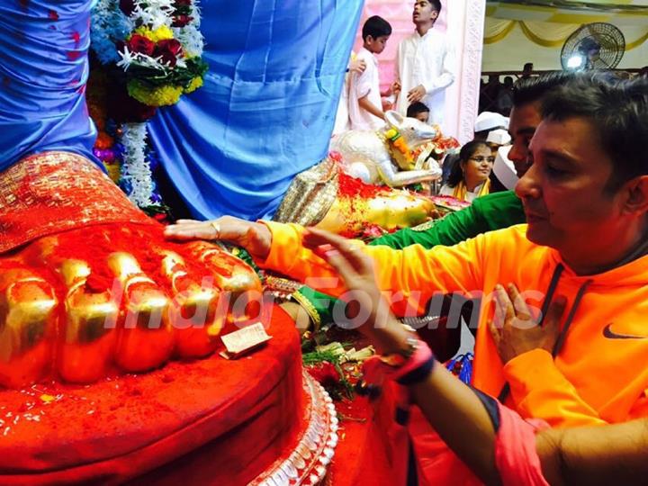 Sukhwinder Singh visits Lalbaug Cha Raja