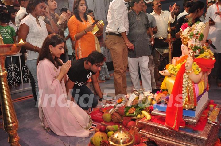 Soha Ali Khan takes Ganpati Darshan at 'Andheri Ka Raja'