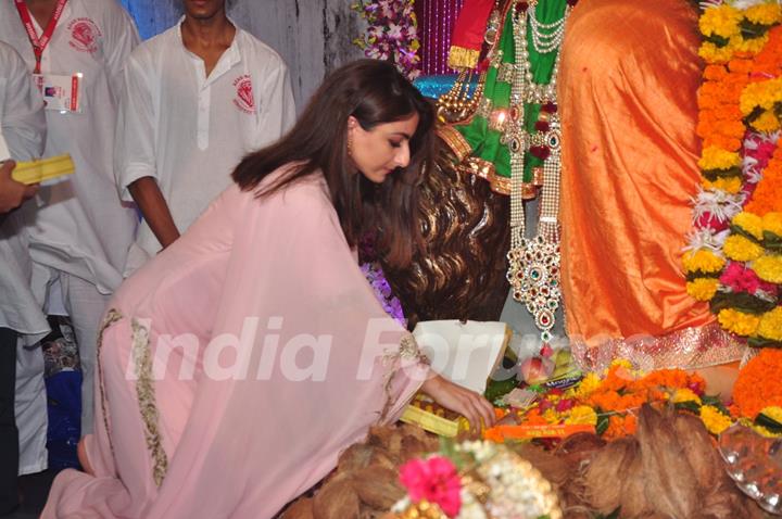 Soha Ali Khan takes Ganpati Darshan at 'Andheri Ka Raja'