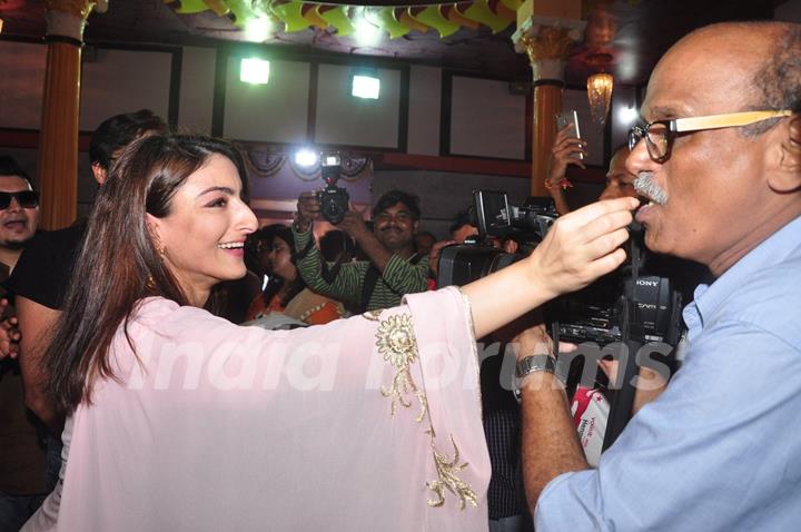 Soha Ali Khan takes Ganpati Darshan at 'Andheri Ka Raja'