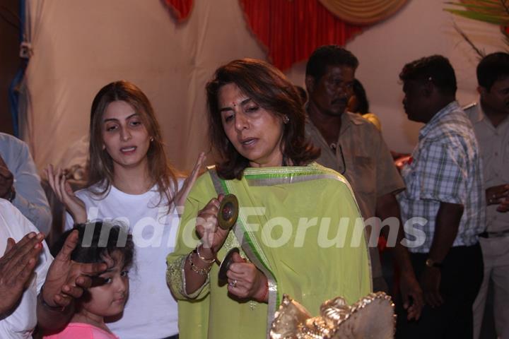 Rishi Kapoor, Neetu Singh & Riddhima Kapoor performs Ganpati Aarti at his Residency