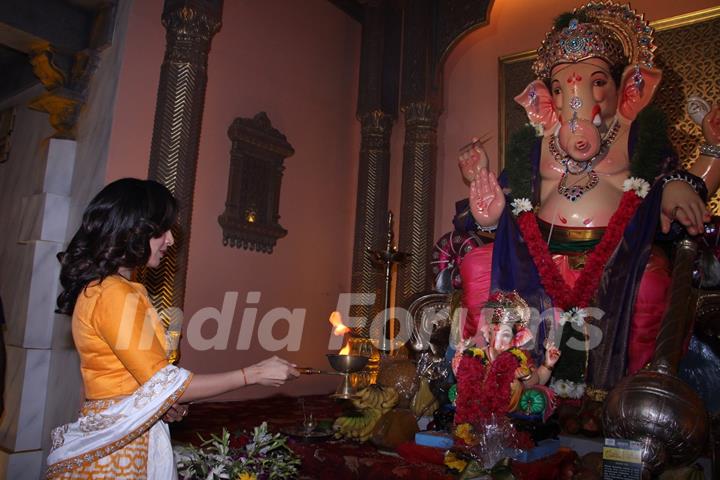 Sophie Choudry seeks blessings at 'Andheri Ka Raja'